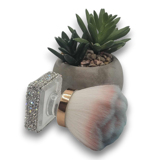Pinceau à poussière en pétales de rose